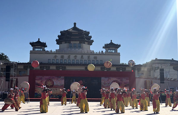 全国各地农民欢庆自己的丰收节：稻花香里话丰收 田间地头展笑颜