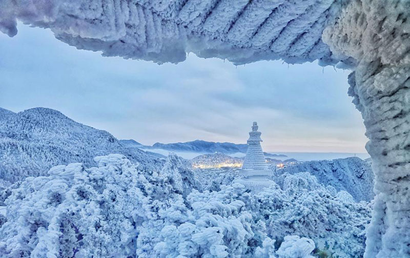 苍山负雪千岩一素 雪霁庐山成童话世界